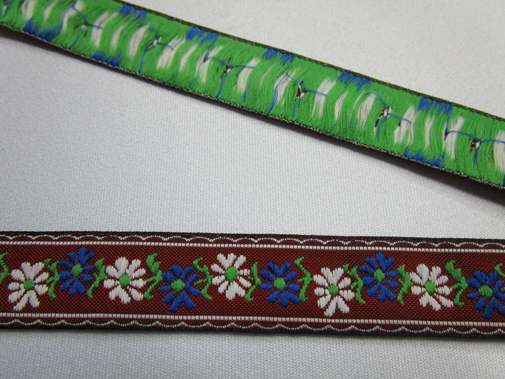 Stuha krojová tmavočervená "biele a modré kvety" - 1,8 cm