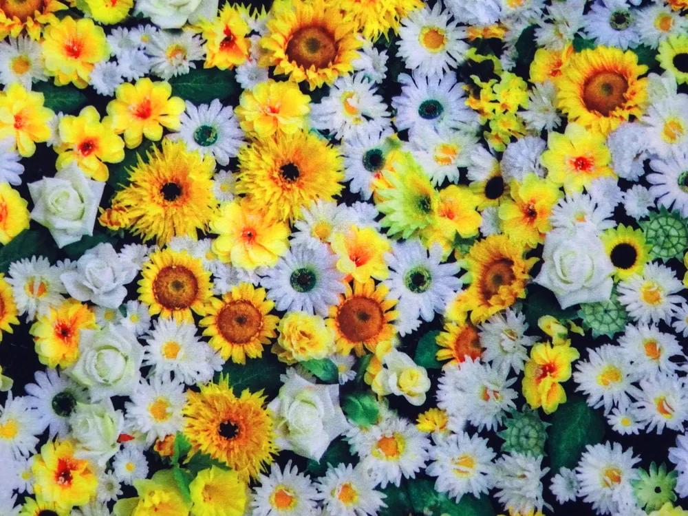 Šatovka s viskózou čierna "biele a žlté kvety" 