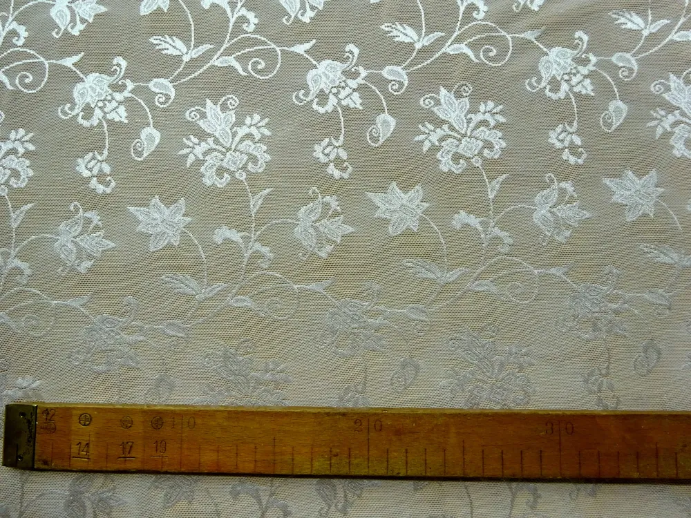 Vyšívaný tyl elastický smotanový "kvety" 