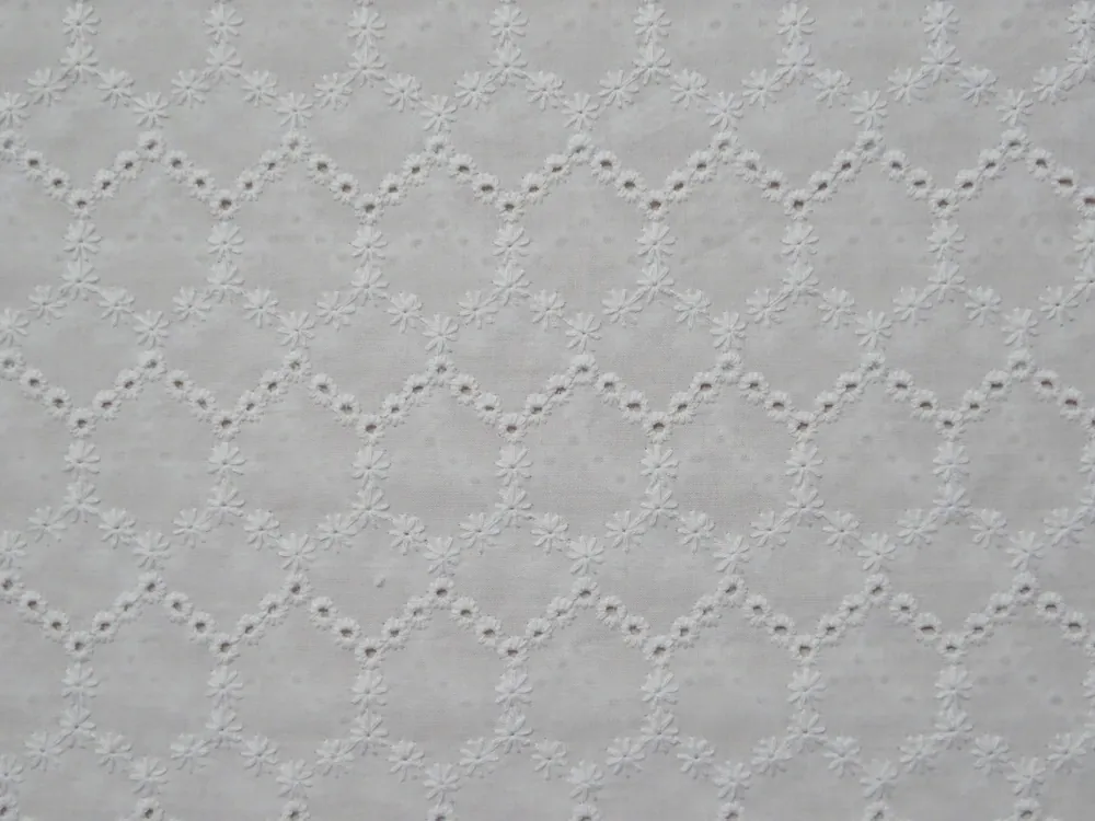 Madeira biela "vyšívané kvety, bodky"