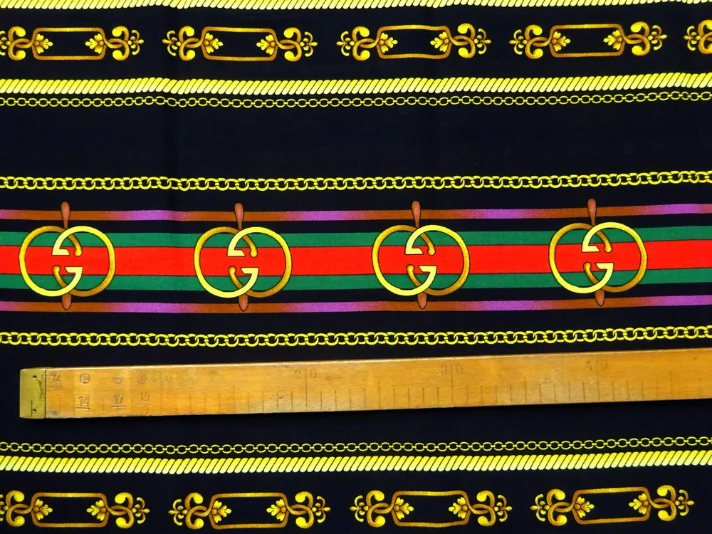 Šatovka čierna "Versace" 