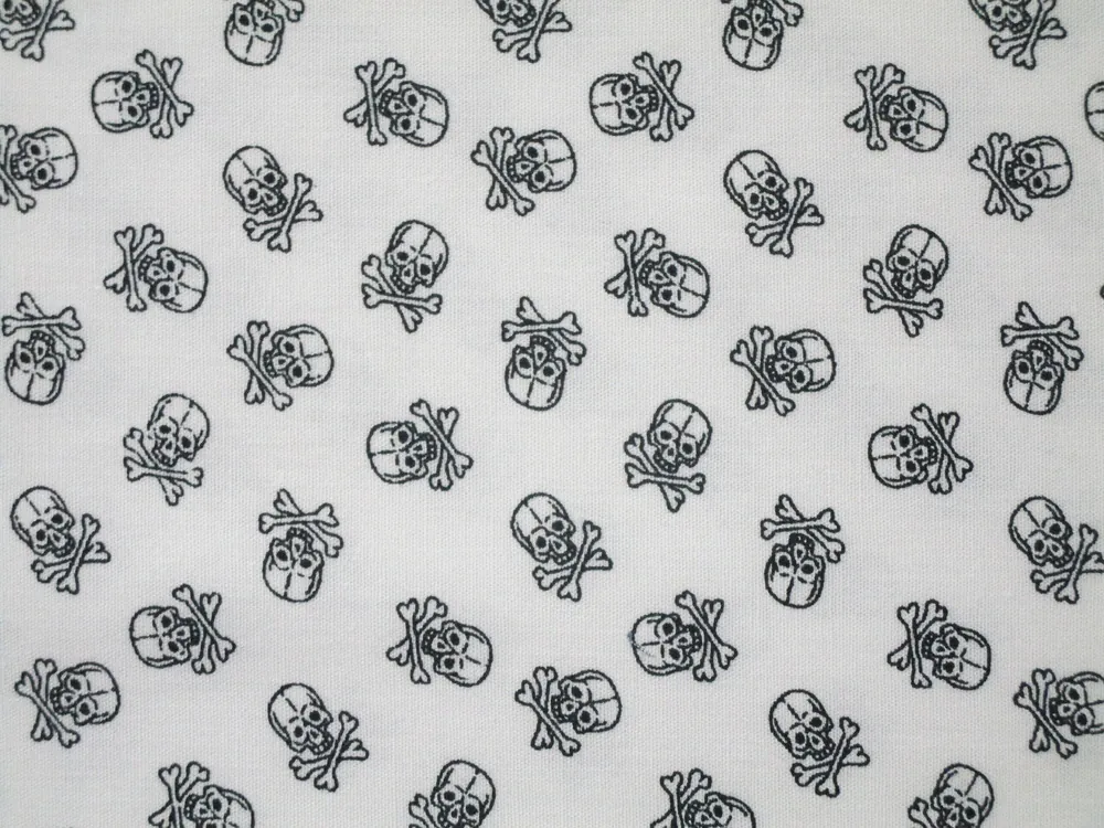 Bavlna biela "čierna malá lebka" 