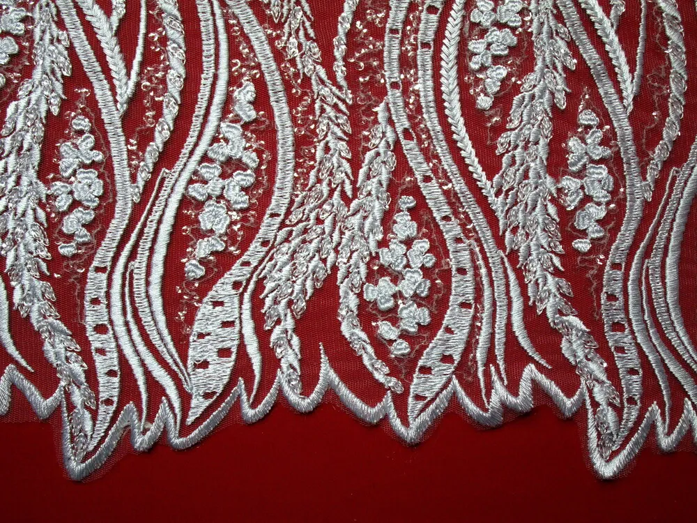 Vyšívaný tyl biely "listy, vlnovky" 