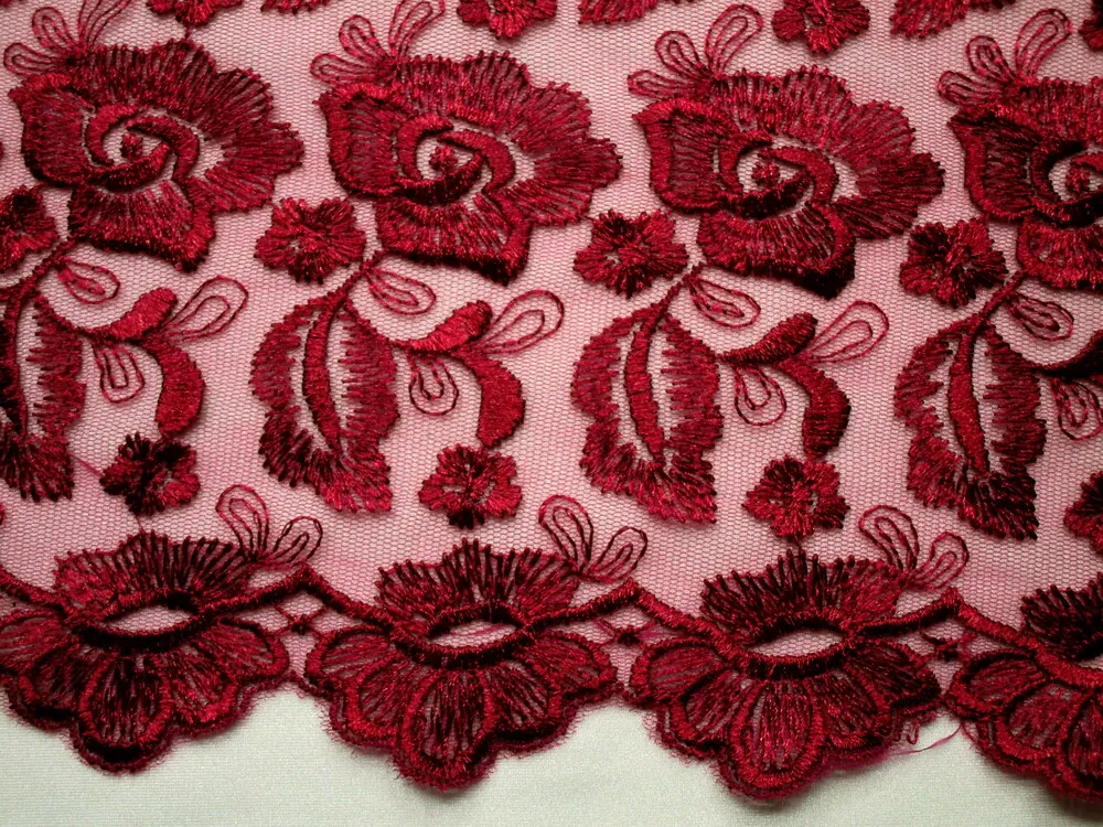 Vyšívaný tyl vínový "kvety" 