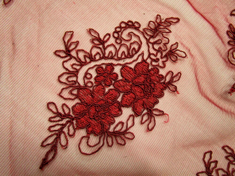 Vyšívaný tyl bordový "kvety, ornamenty"