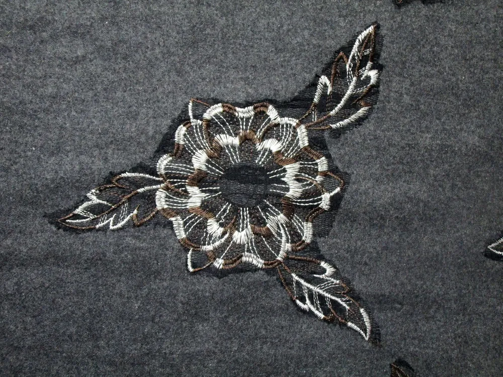 Kostýmovka s vlnou sivá "plastický kvet"