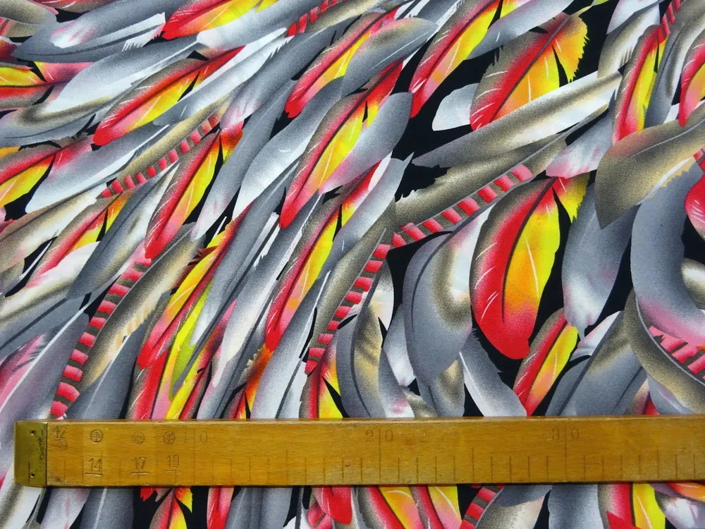 Šatovka čierna "žlto-červeno-sivé pierka"