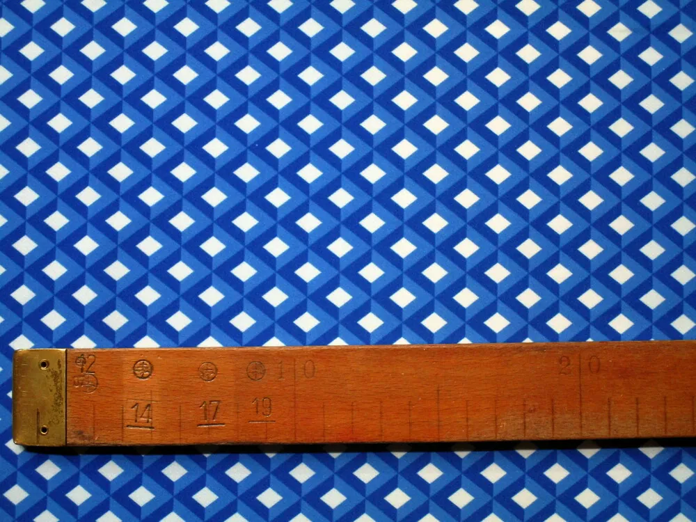 Kostýmovka Barbora biela "3D modrý vzor"