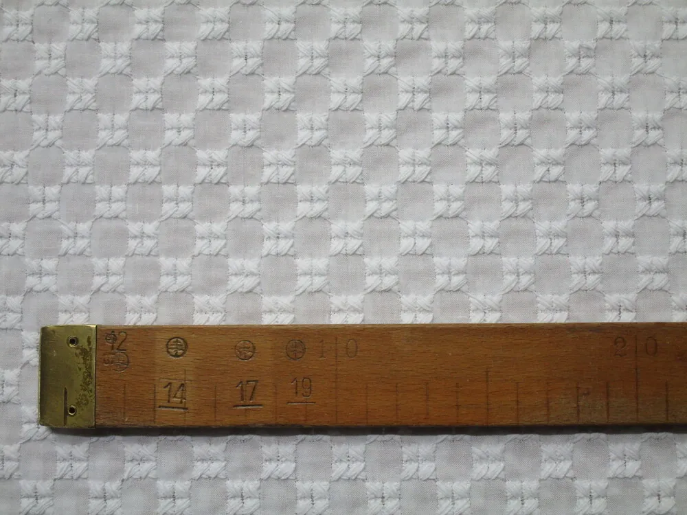 Madeira biela "vyšívaný štvorček"