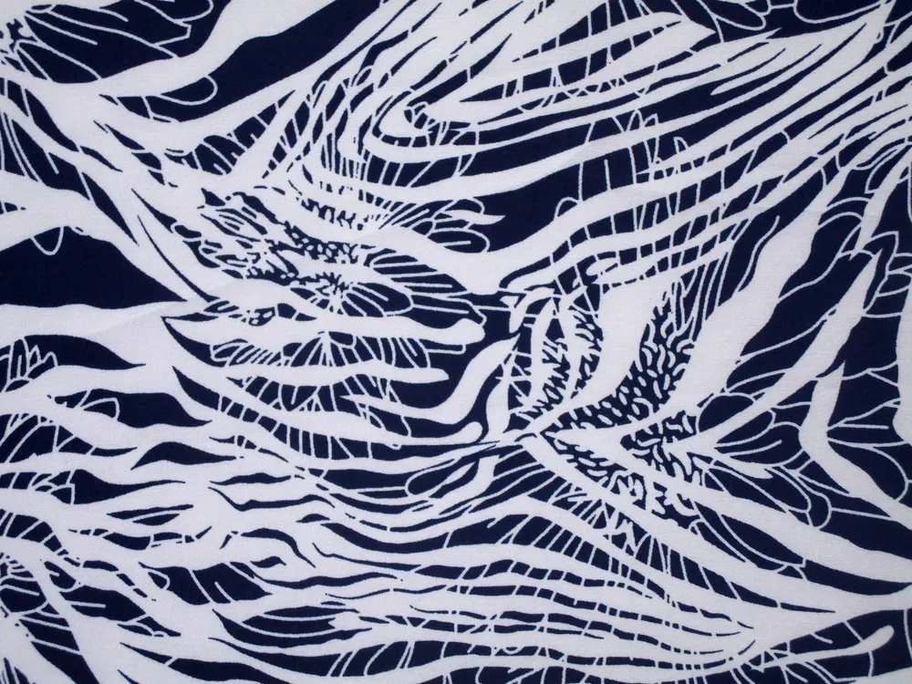 Šatovka tmavomodrá "biele kvety, čiary"