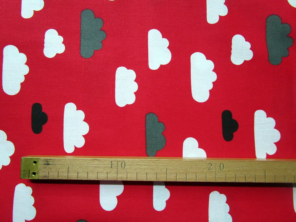 Bavlna červený "biele, sivé a čierne oblaky"