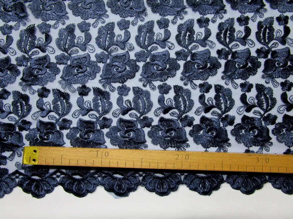 Vyšívaný tyl tmavomodrý "tmavomodré kvety"