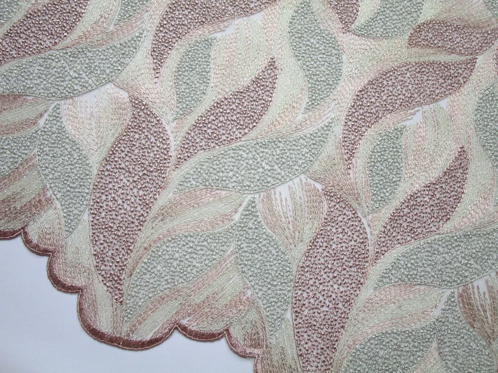 Vyšívaný tyl strieborno-staroružový "slza"