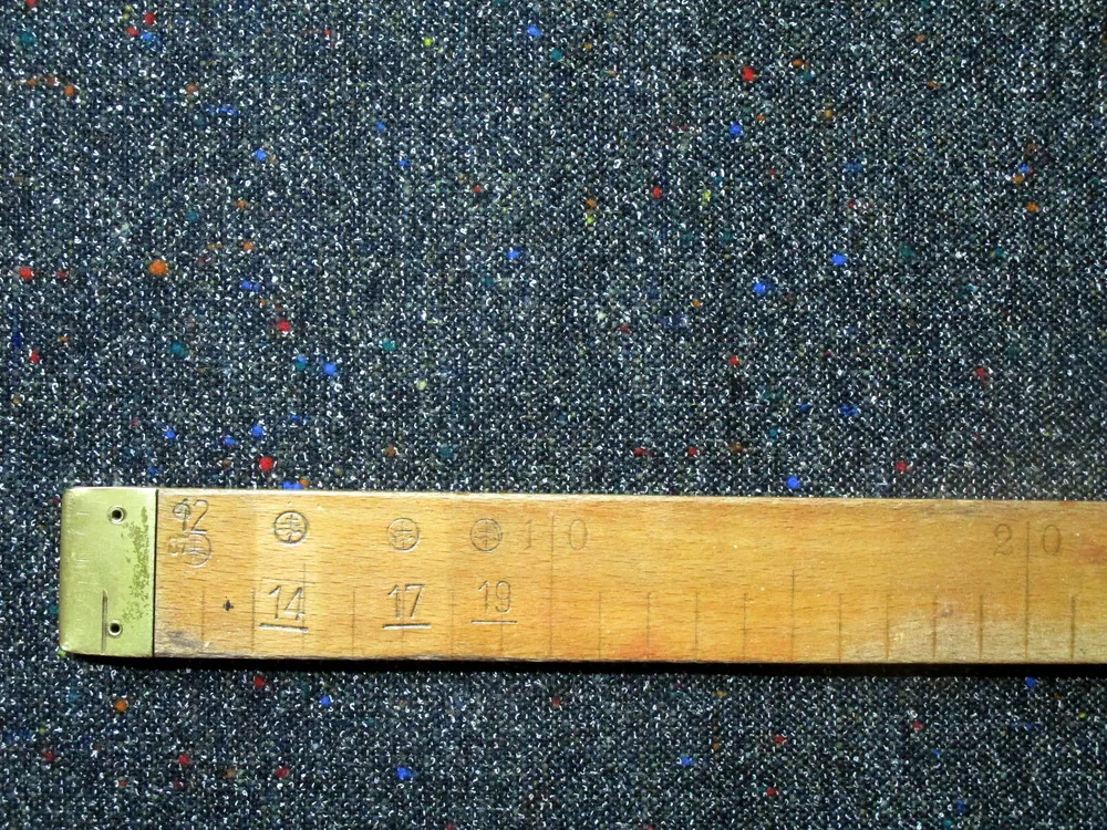 Kostýmovka čierna "farebné nitky"