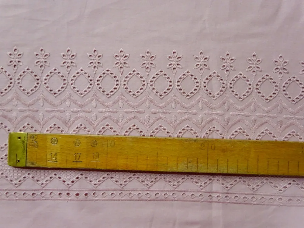 Bavlna staroružová "vyšívaný vzor" - bordúra jednostranná 