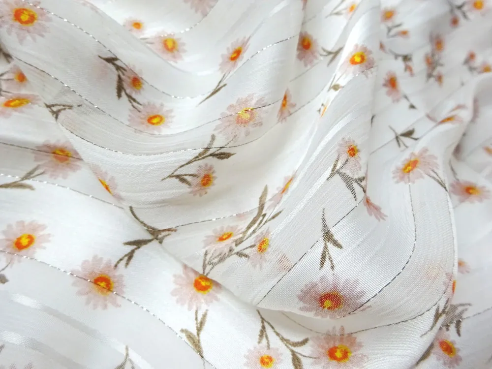 Šifón smotanový "kvety, strieborný pásik" 