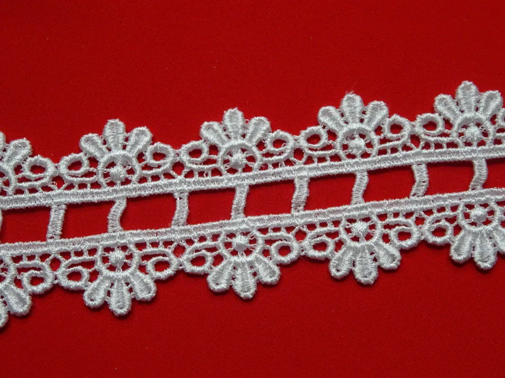 Borta biela "kvety v dvoch radoch"