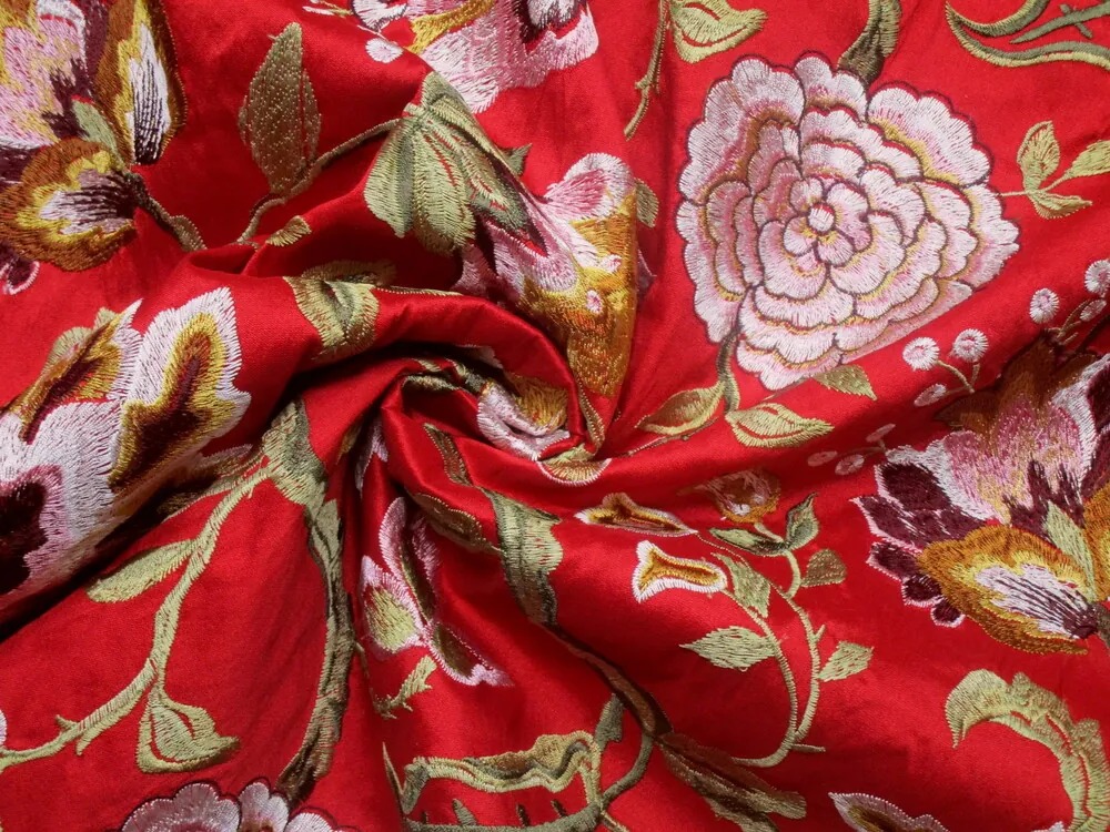 Hodváb červený "vyšívané kvety" 