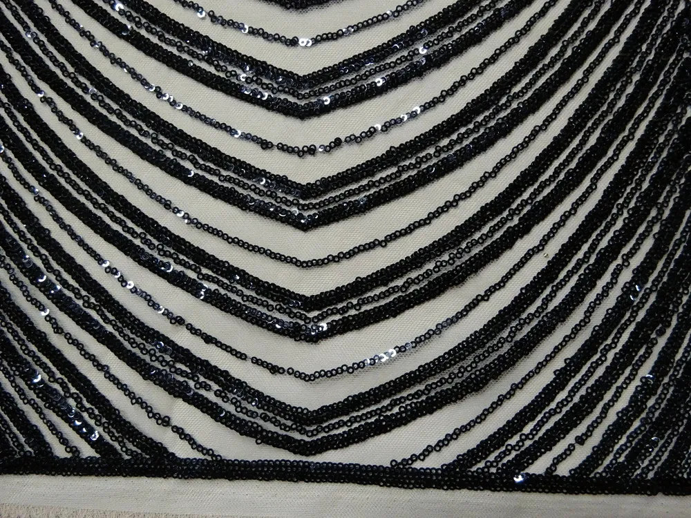 Vyšívaný tyl telový "čierne flitre"