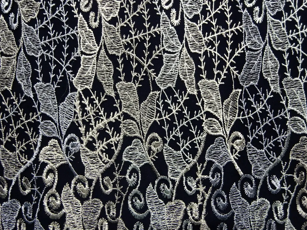 Vyšívaný tyl čierny "sivo-modré listy"