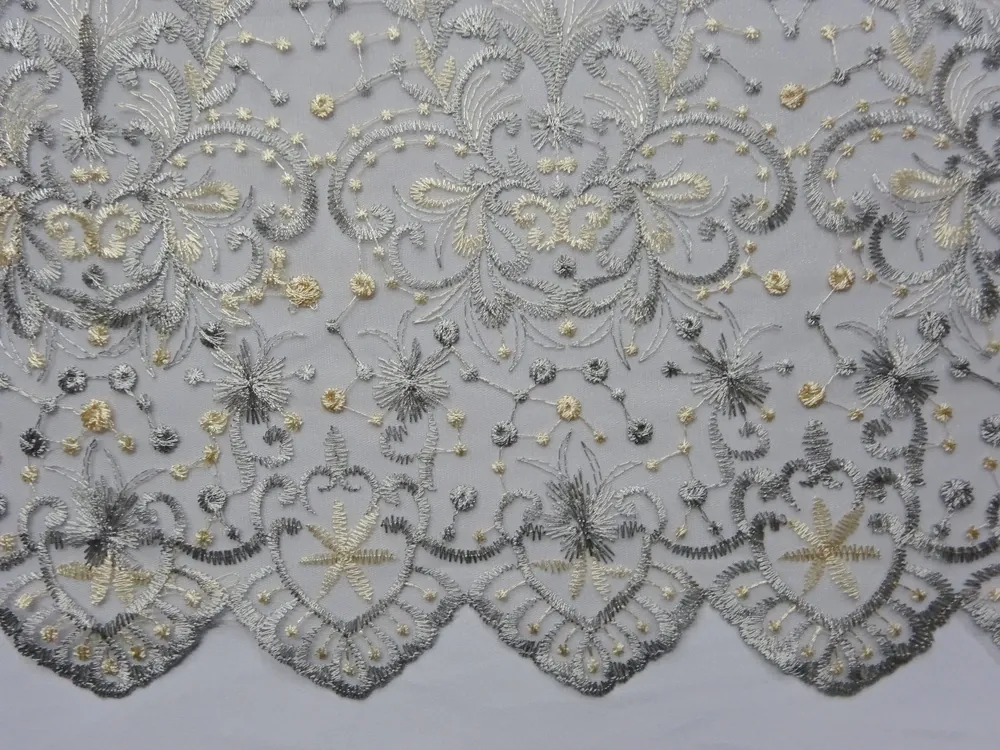 Vyšívaný tyl sivý "sivý a pomarančový vzor" 