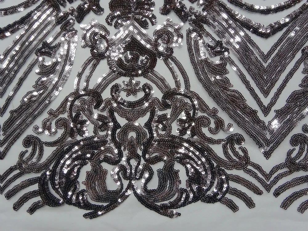 Vyšívaný tyl strieborný "ornamenty, flitre" 