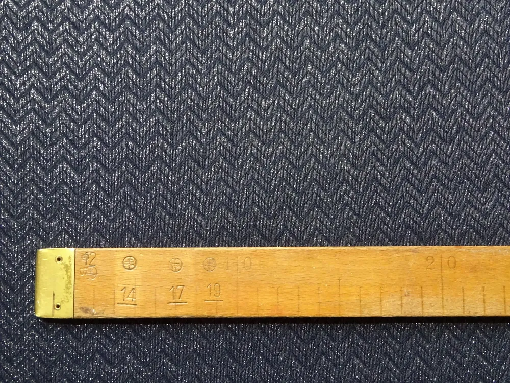 Úplet tmavomodrý "cik-cak" - striebornou nitkou pretkávaný