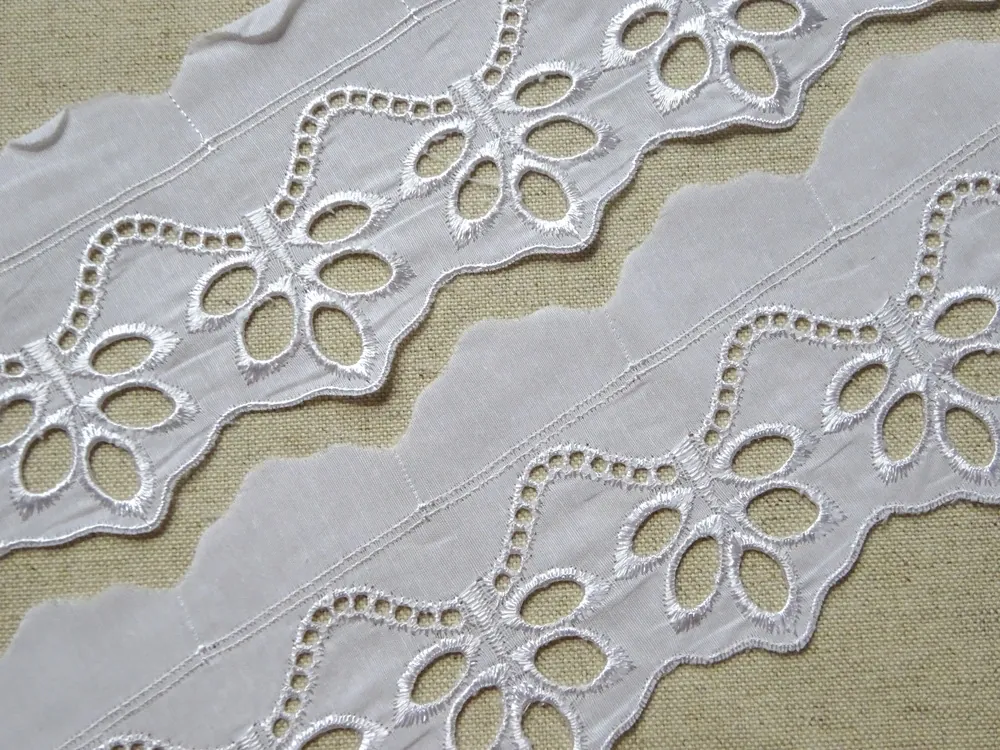 Madeira biela "vyšívaný vzor" 