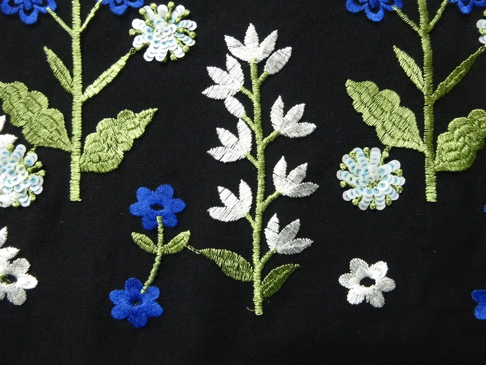 Vyšívaný tyl čierny "kvety, flitre" 