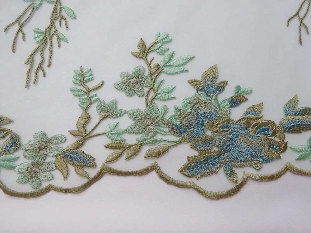 Vyšívaný tyl mintový "modro-mintovo-béžové kvety" 