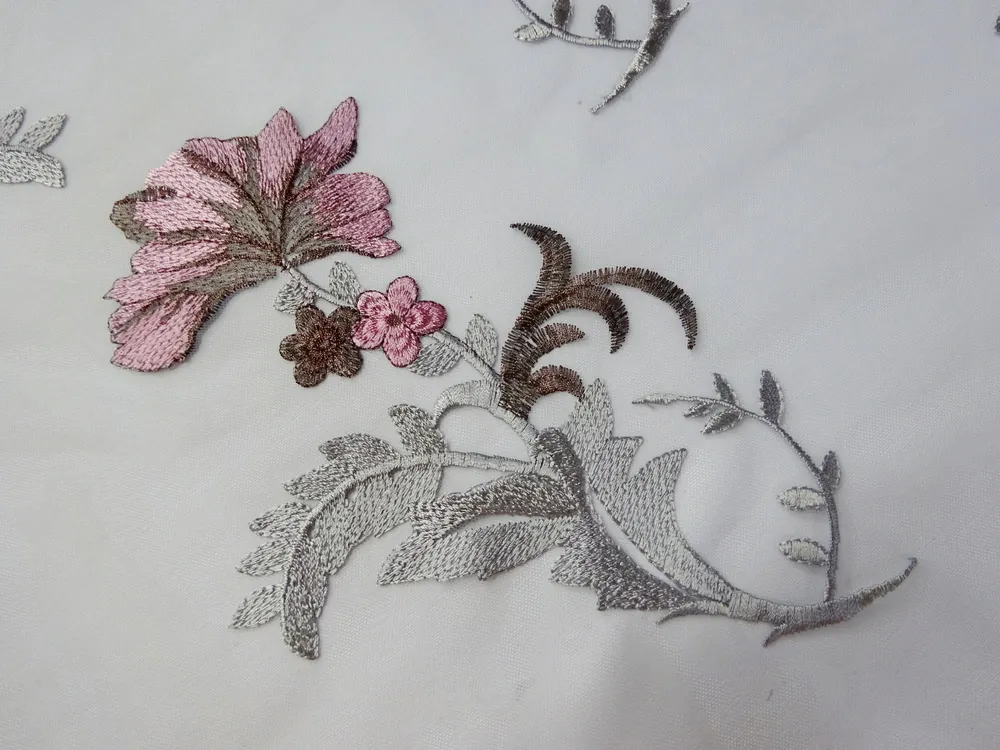 Vyšívaný tyl sivý "ružovo-hnedo-sivé kvety"
