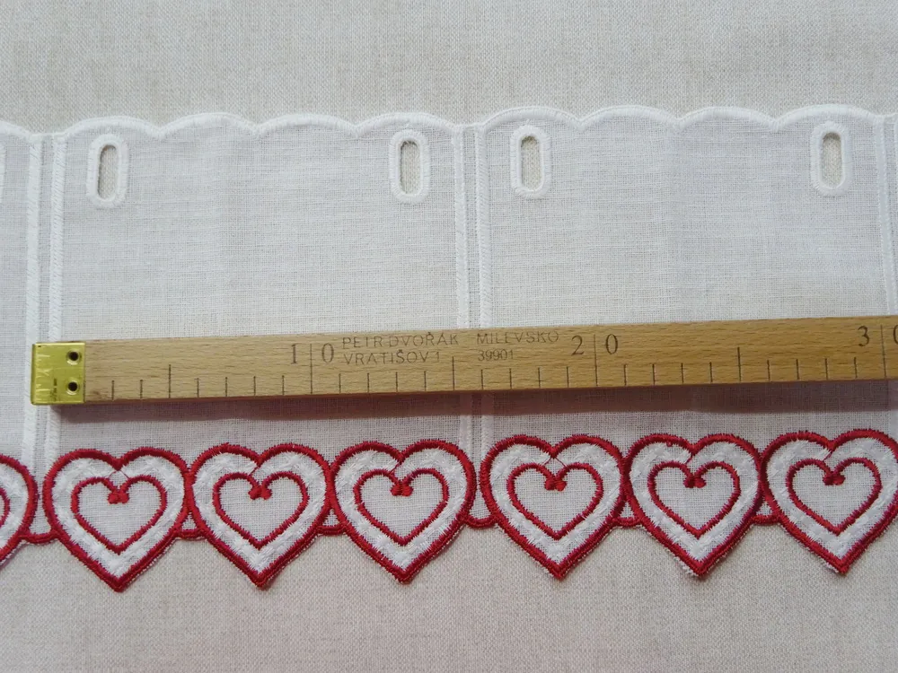 Záclonka biela "červené srdiečko" - 17,5 cm
