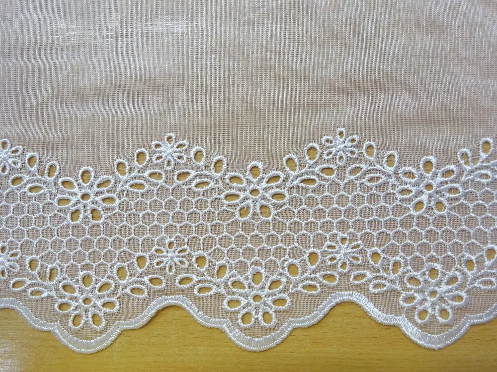 Záclona biela "vyšívané kvety" - 180 cm 