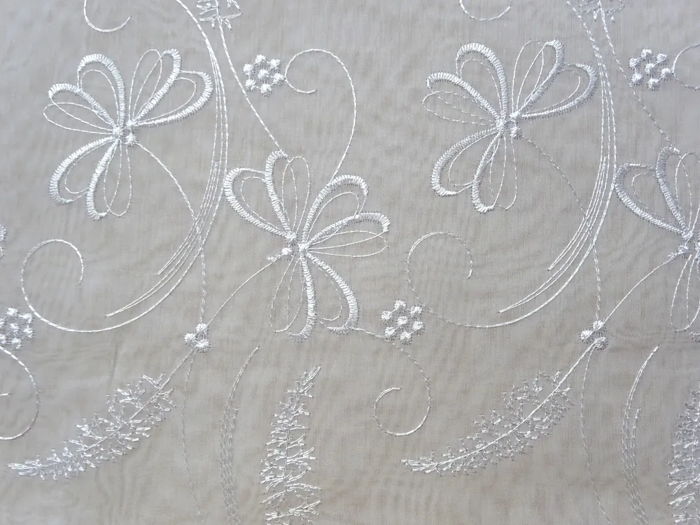 Záclona biela "biele vyšívané kvety" - 180 cm 