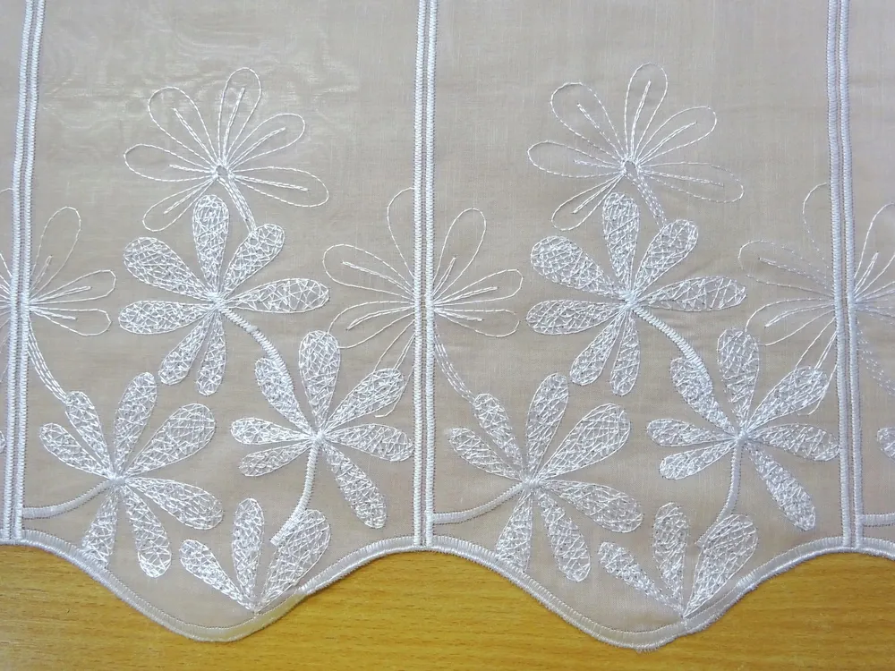 Záclonka biela "kvety" - 71,5 cm 