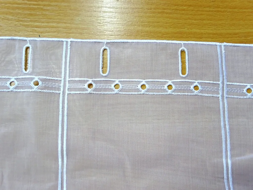 Záclonka biela "vzorovaná" - 61 cm 