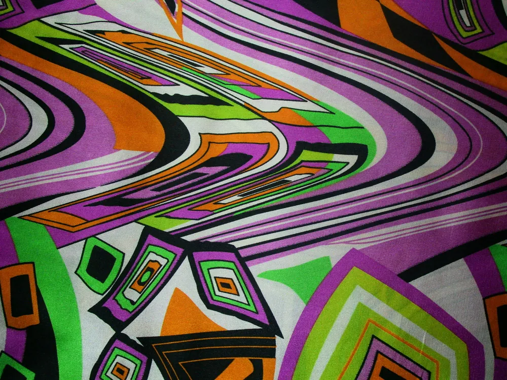 Satén fialový "obdĺžniky, vlnky"