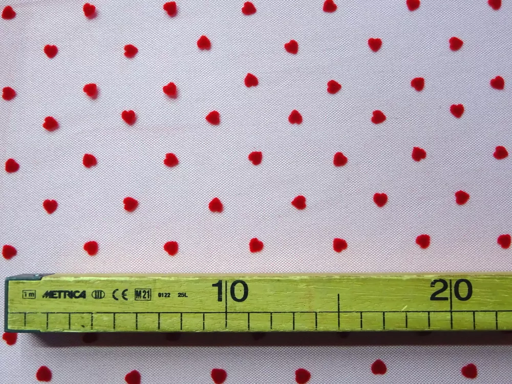 Tyl Ravello červený "červené zamatové srdiečko" 