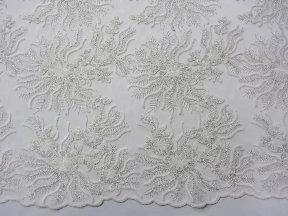 Vyšívaný tyl biely "bielo-strieborný vzor"