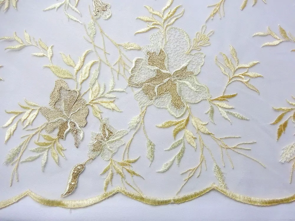 Vyšívaný tyl "banánkovo-béžový vzor" 