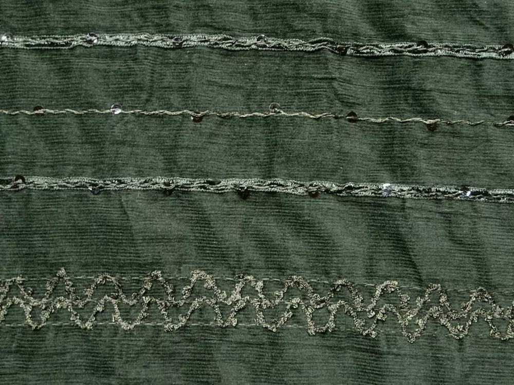 Menžester tmavozelený "vzorovaný, flitre" 