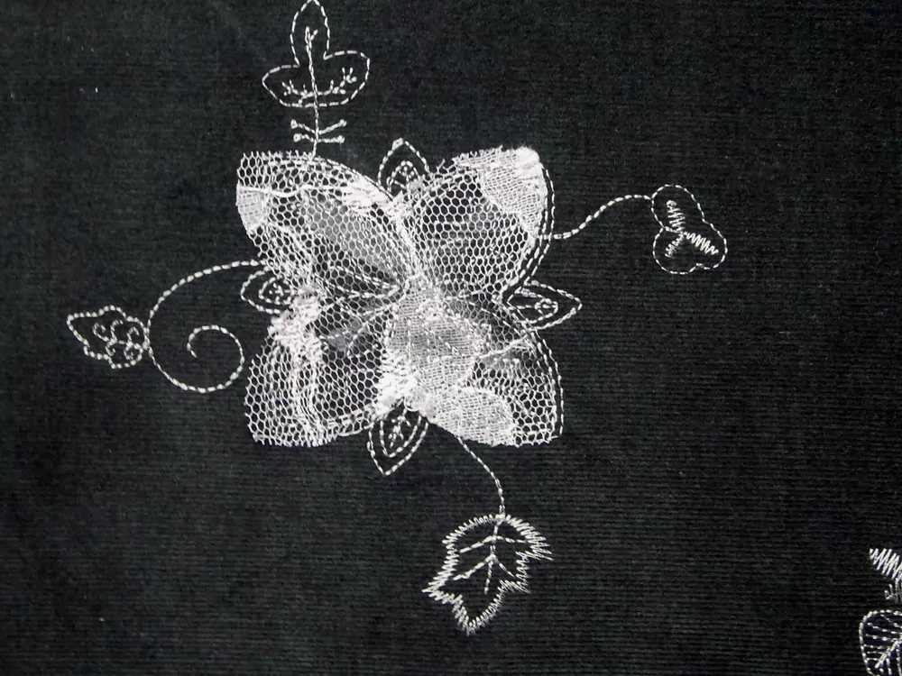 Menžester čierny "sivý vyšívaný vzor" 