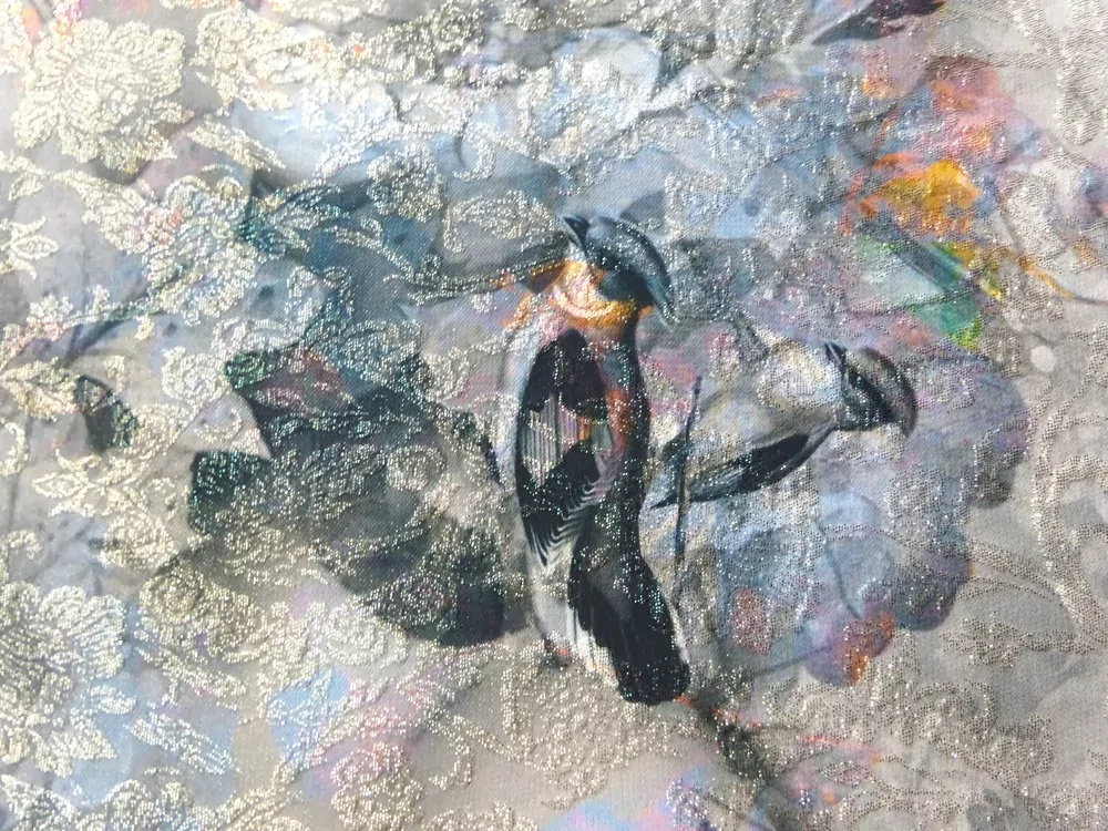 Žakard sivo-béžový "vtáčik, kvety, zlatý ornament"