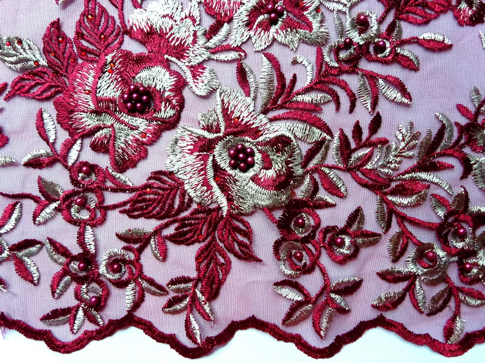 Vyšívaný tyl bordový "kvety, korálky" - bordúra