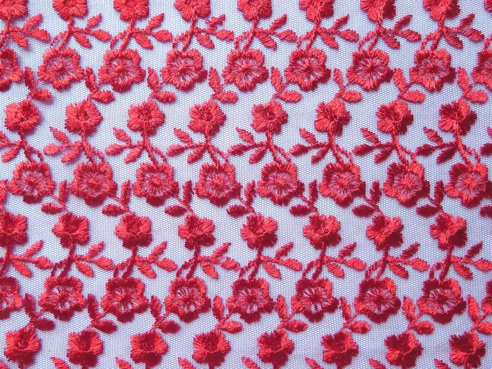 Vyšívaný tyl červený "drobný kvet" 