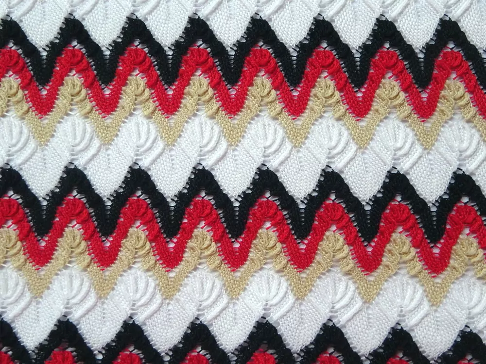 Krajka bielo-béžovo-červeno-čierna "cik-cak"