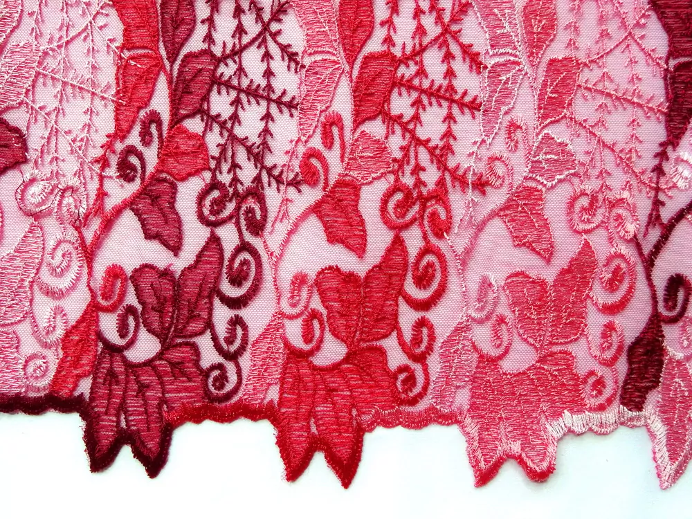 Vyšívaný tyl červený "listy"