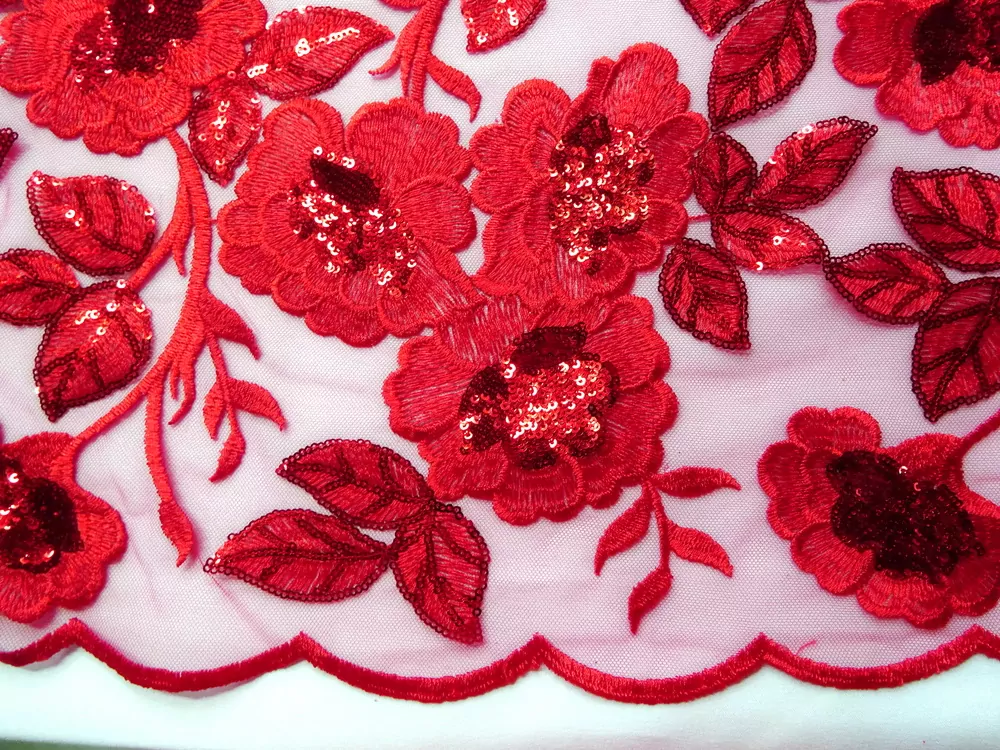 Vyšívaný tyl červený "kvet, listy s flitrami"