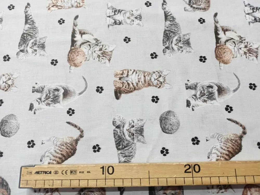 Bavlna bledosivá "mačičky, klbká"