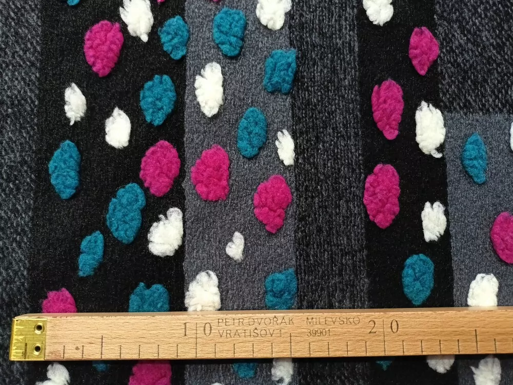 Kabátovina čierno-sivá "biele, fuksiové a smaragdové ňopky"